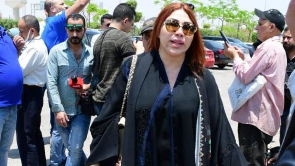 فنانة مصرية تتعرض لموقف محرج في جنازة سمير صبري وتتراشق مع إعلامية