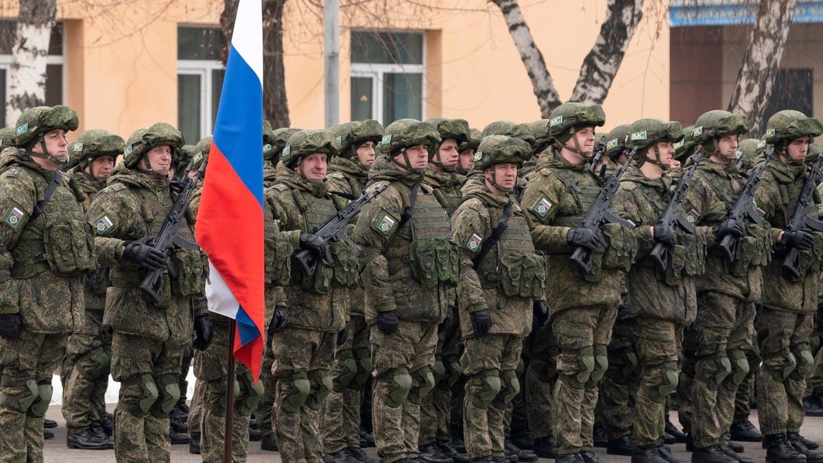 متهمة كييف.. موسكو تنشر فيديو مروعاً لإعدام 10 من أسرى الحرب الروس