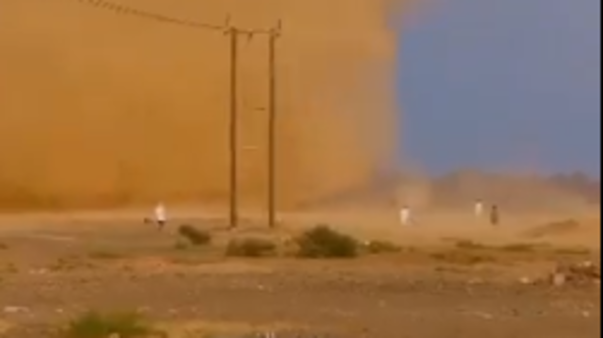 مشهد يحبس الانفاس.. أطفال يلاعبون “زوبعة” رملية ويدخلون بوسطها