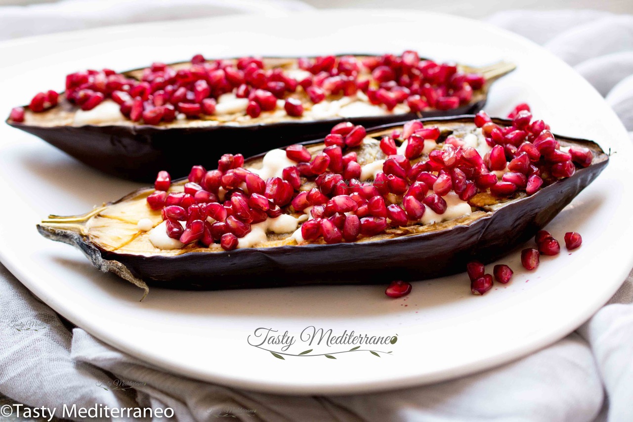 الباذنجان بصلصة الطرطور وحبوب الرمان – Tasty Mediterraneo