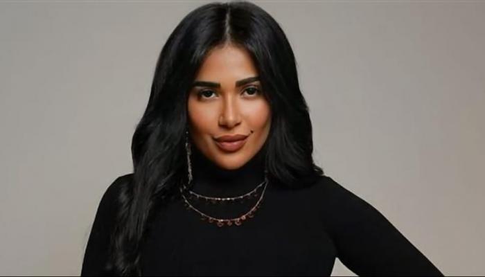 جرافة تدهس سيارة فنانة مصرية أثناء توقفها بالقاهرة