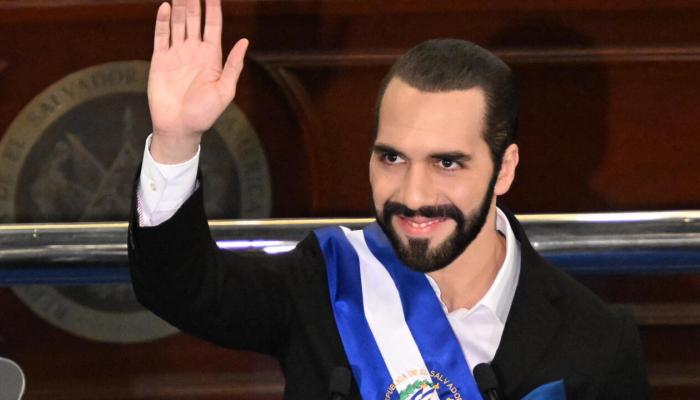 نجيب بوكيلة.. ابن الإمام يستقبل «سجناء ترامب»