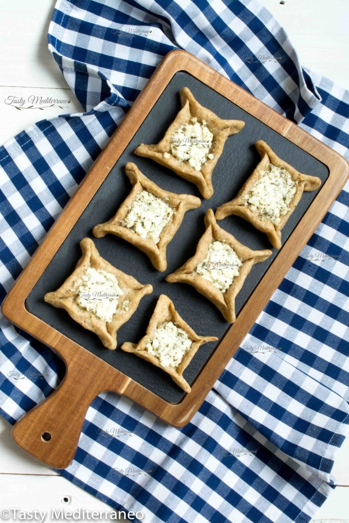 فطائر لبنانية بالجبنة – Tasty Mediterraneo