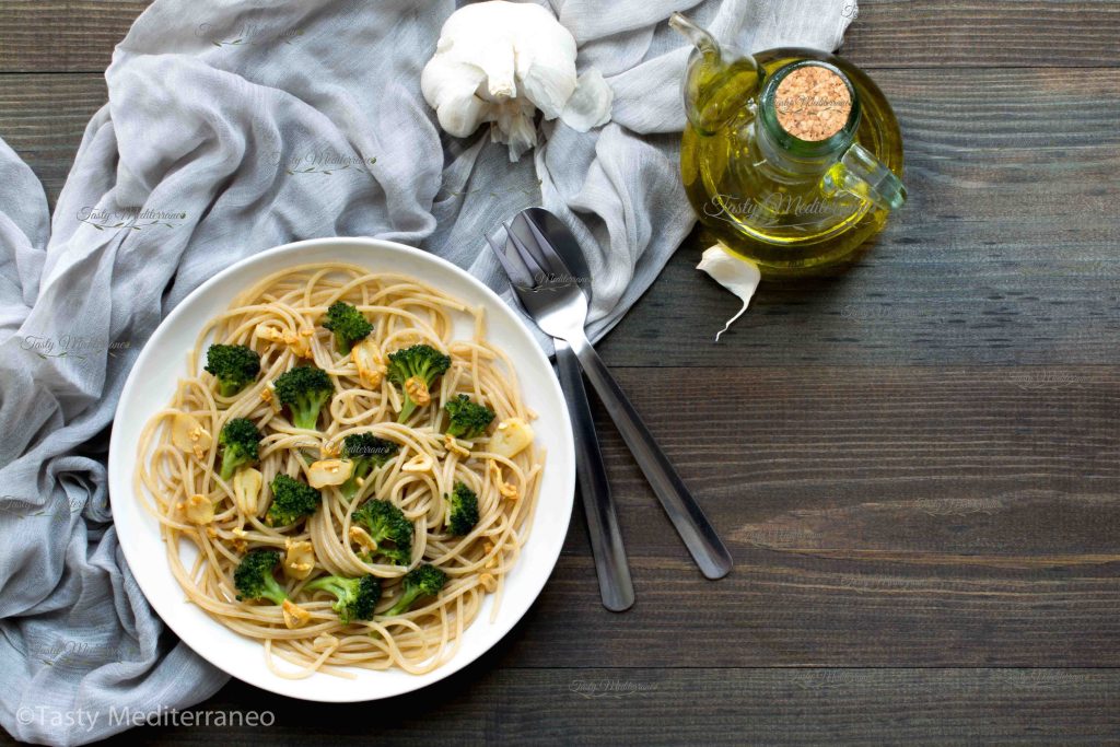معكرونه اغليو واوليو (بالثوم والزيت) مع البروكولي – Tasty Mediterraneo