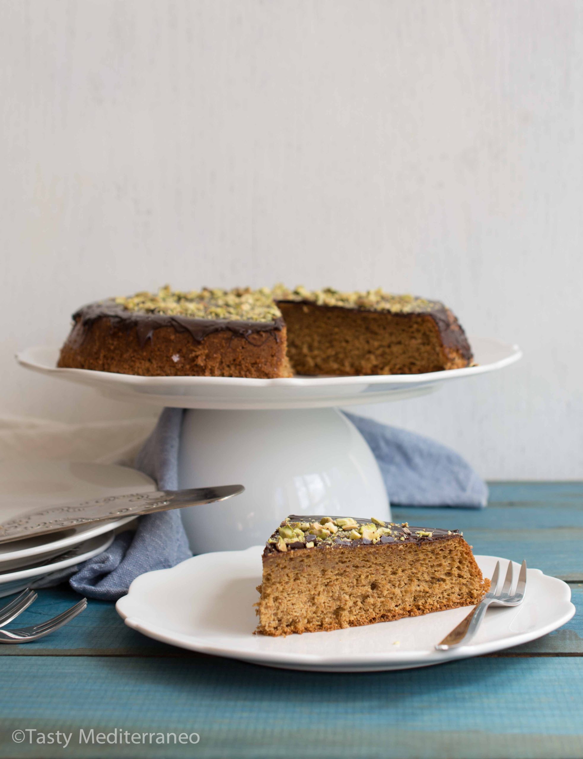 كاتو بطحين القمح المتهجى مغطى بالشوكولا والفستق – Tasty Mediterraneo