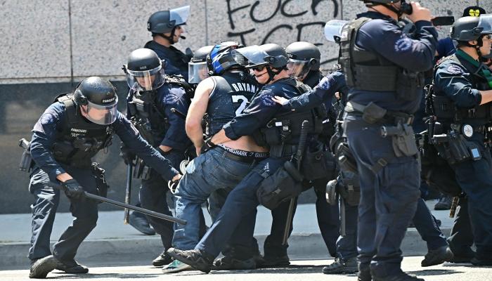 اشتباكات في لوس أنجلوس بعد نشر «الحرس الوطني».. وترامب يعلق