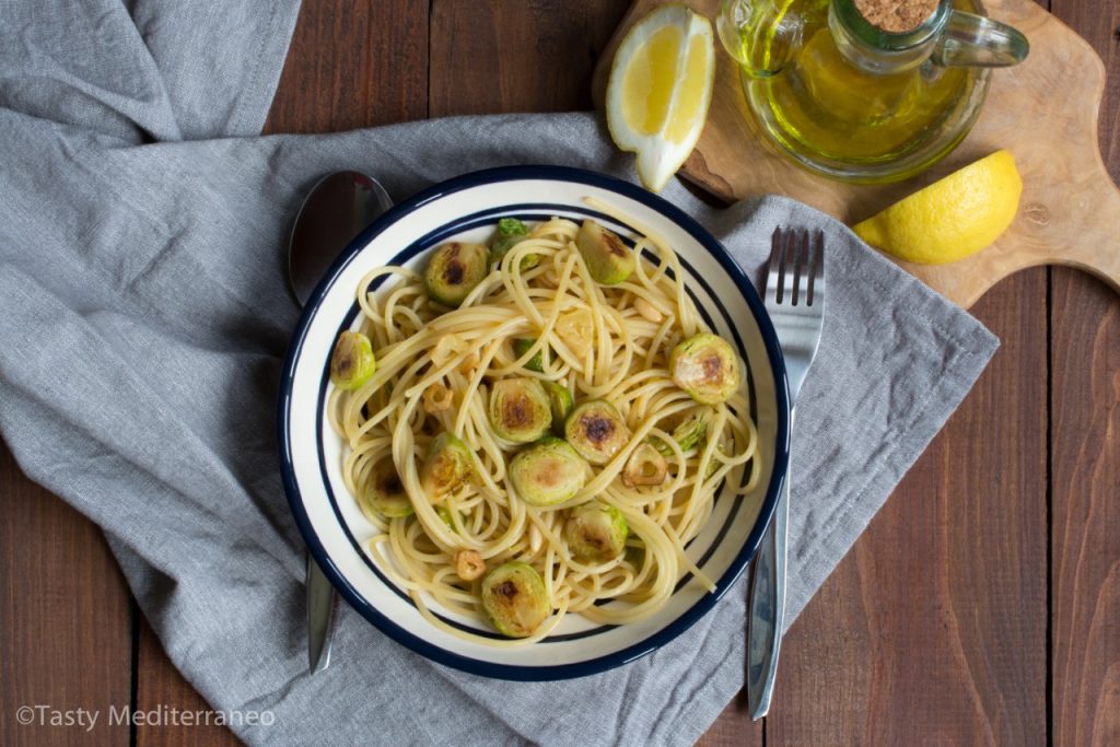 معكرونه بملفوف بروكسل مع الثوم والصنوبر – Tasty Mediterraneo
