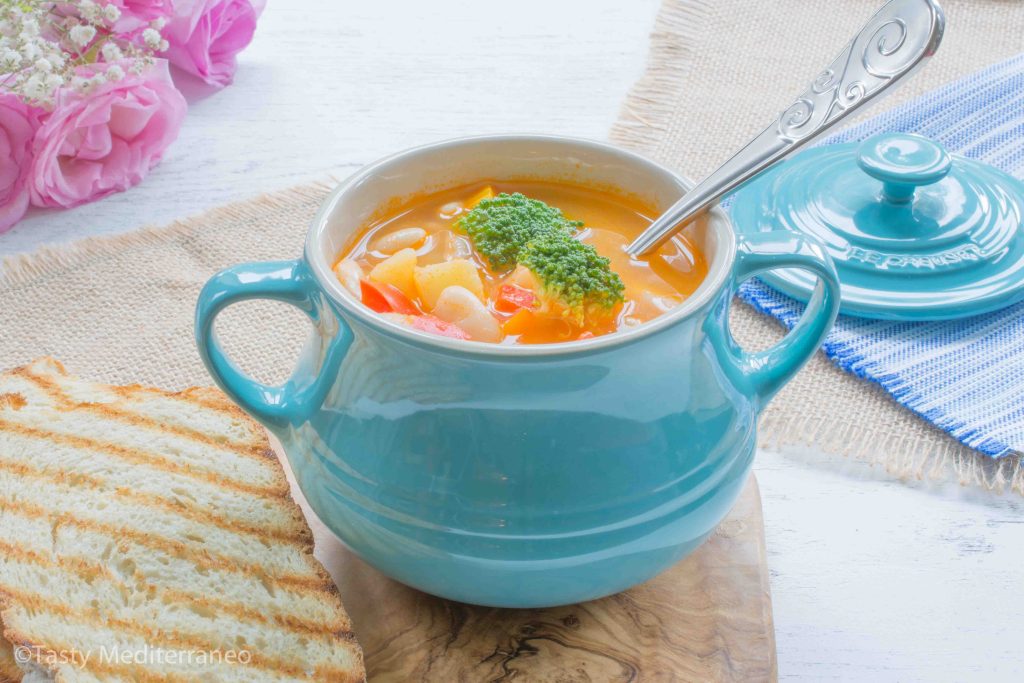 حساء الفاصولياء البيضاء والخضار – Tasty Mediterraneo