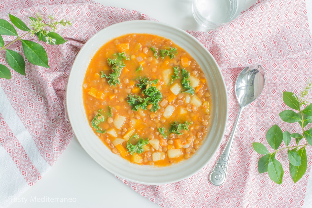 حساء العدس مع الملفوف الأخضر (Kale – كرنب) – Tasty Mediterraneo
