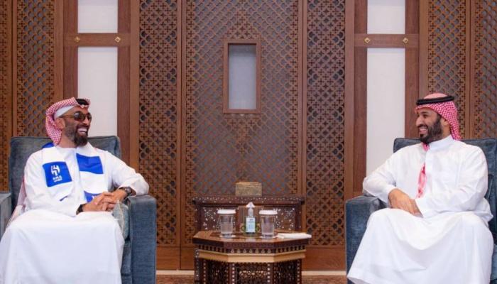 طحنون بن زايد بـ «وشاح الهلال».. احتفاء سعودي بعلاقات الأخوة والمروءة