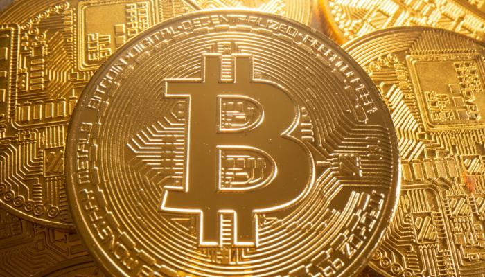 «بيتكوين» تتخطى الـ122 ألف دولار لأول مرة في تاريخها