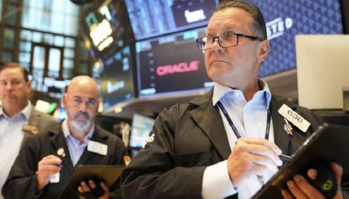 ارتفاع الأسهم والدولار مع تهديدات ترامب لمستقبل رئيس الاحتياطي الفيدرالي