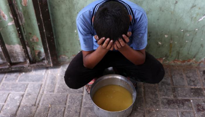 القصف والجوع يفتكان بغزة.. وتحذيرات من «موت جماعي»