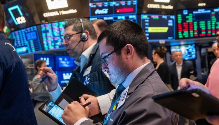 الأسواق العالمية تتأرجح بين مكاسب الشركات وصدمة رسوم جمركية جديدة