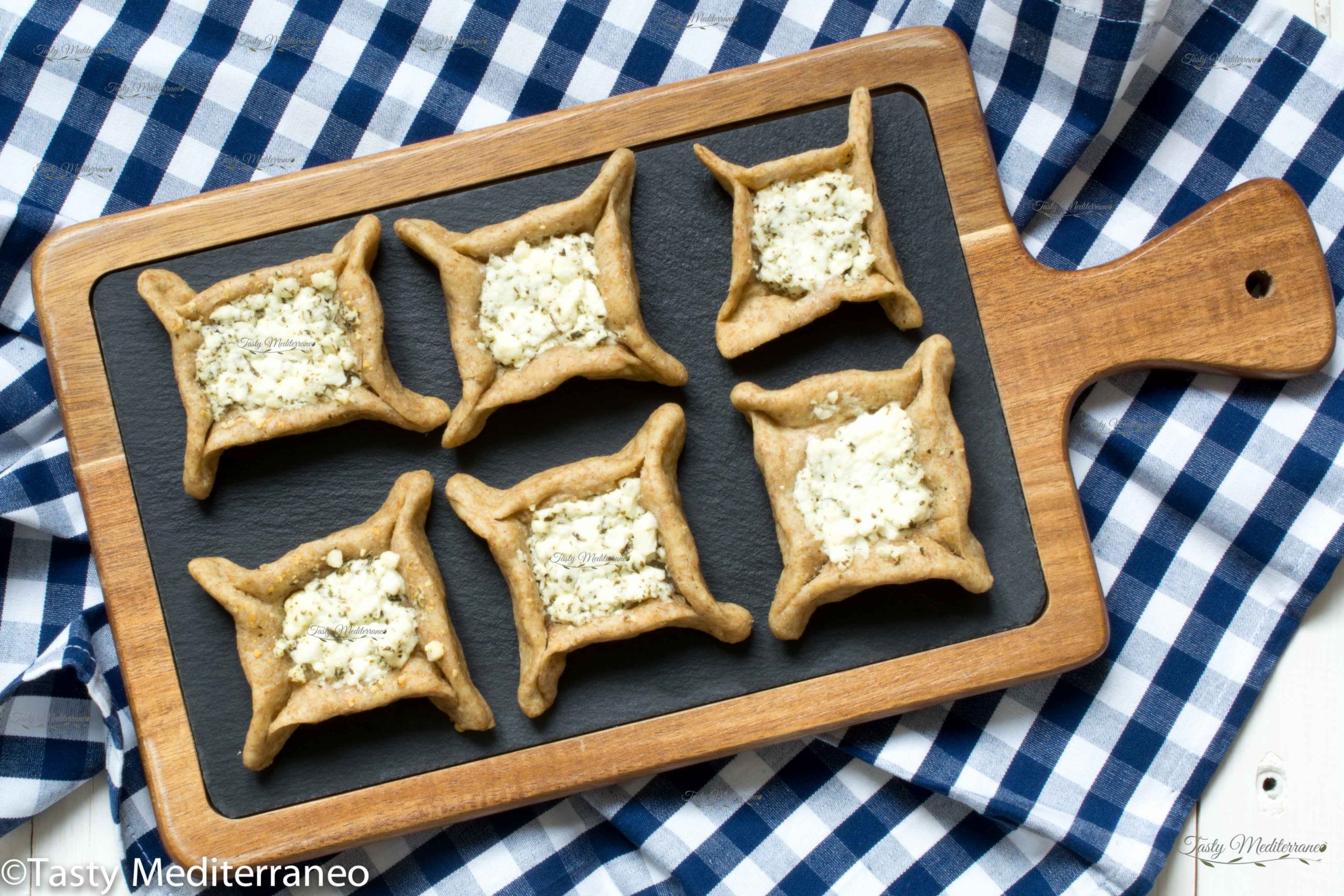 بيتزا مرغاريتا بالموتزريلا دي بوفالا، الفليفلة الحمراء والزيتون – Tasty Mediterraneo