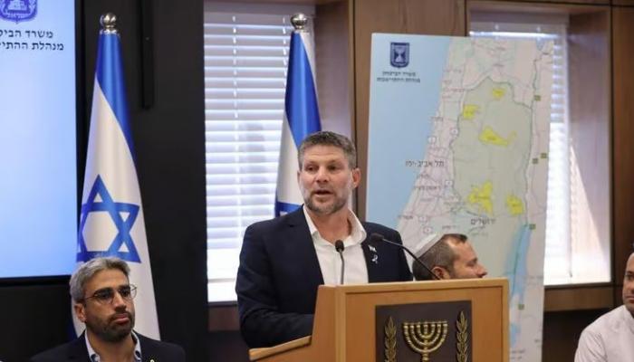 وزير إسرائيلي يعرض خريطة مرعبة لـ«حشر» الفلسطينيين بالضفة
