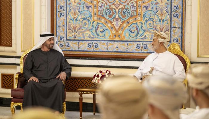 محمد بن زايد وسلطان عمان يؤكدان تضامنهما مع قطر ودعم أمنها وسيادتها