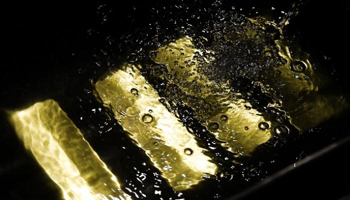 الذهب يلامس قمة تاريخية جديدة وسط عاصفة من الضبابية العالمية