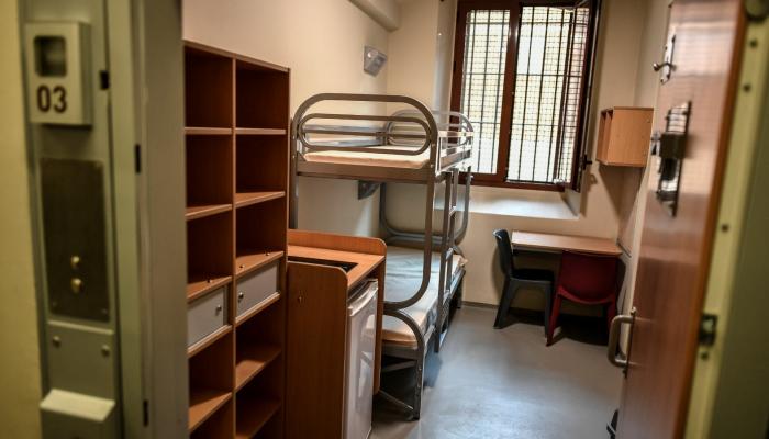 رئيس فرنسي سابق بالسجن.. جولة في زنزانة ساركوزي