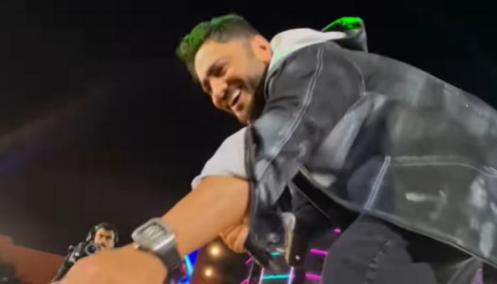 تامر حسني يرفض هدية ذهبية من معجبة (فيديو)