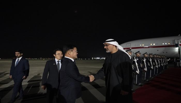 ولي عهد أبوظبي يصل إلى كوريا الجنوبية للمشاركة في قمة «أبيك»