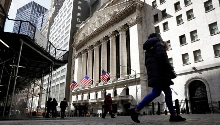 وول ستريت حائرة بين أرباح الذكاء الاصطناعي وخسائر الصناعات التقليدية