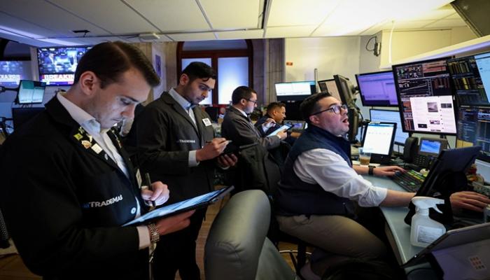 وول ستريت تتراجع مع بيانات صينية ضعيفة وأسهم التكنولوجيا تتأثر