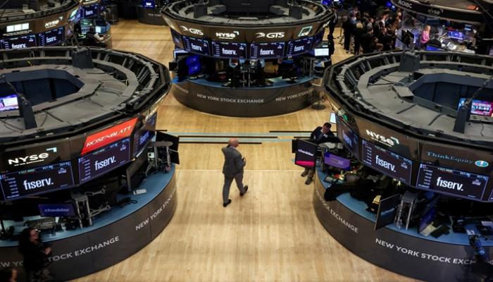 وول ستريت تتراجع مع انهيار بيتكوين وعوائد السندات المرتفعة تثقل الأسواق