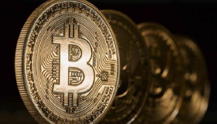 بيتكوين تهبط دون 90 ألف دولار.. موجة عزوف عن المخاطرة