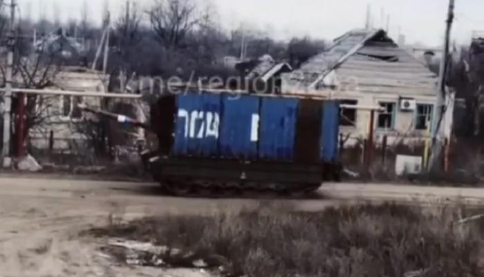 لماذا تغطي روسيا دباباتها بحاويات الشحن في أوكرانيا؟