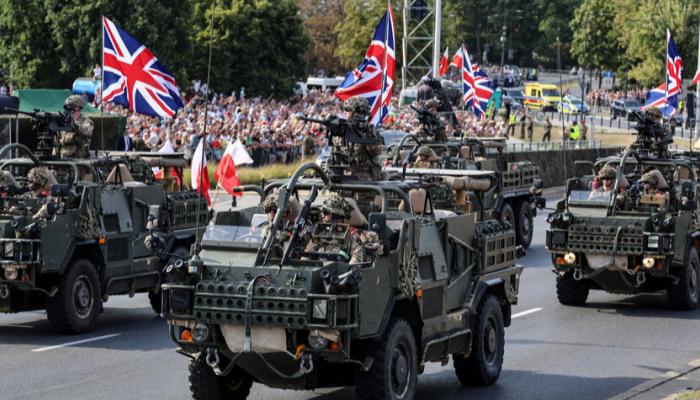 تحسباً لحرب روسيا.. بريطانيا تعزز جيشها بمدفعية متطورة