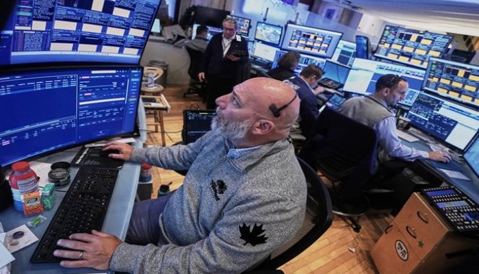 وول ستريت تبدأ أسبوعا قصيرا بتراجع الأسهم وسط مكاسب سنوية مستمرة
