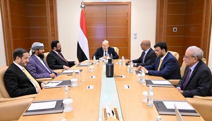 محللون يمنيون: الانفراد بالقرار داخل «الرئاسي اليمني» يثير جدلا دستوريا وسياسيا