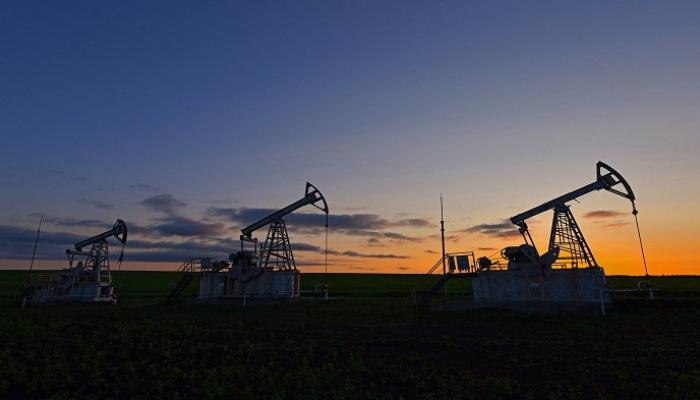 من 74 إلى ما دون 60 دولارا.. عام صعب يهز سوق النفط العالمي