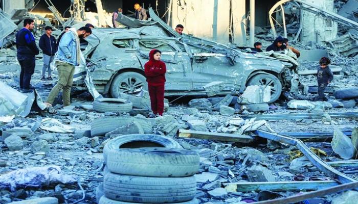 قصفت سيارة تابعة للجنة المصرية.. إسرائيل تقتل 3 صحفيين في وسط غزة