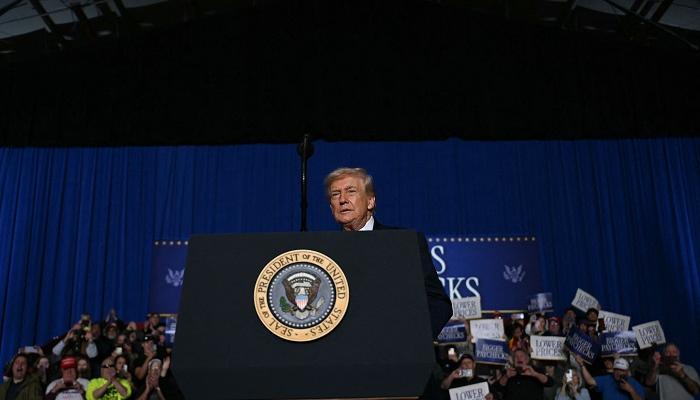 دقت ساعة الحرب؟ ترامب يعلن توجه أسطول حربي «آخر» نحو إيران