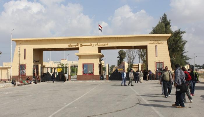 عشرات آلاف الفلسطينيين ينتظرون فتح معبر رفح.. والعبور محدود