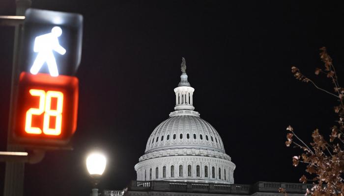 بدء شلل مالي جزئي في أمريكا.. وتوقعات بنهاية سريعة