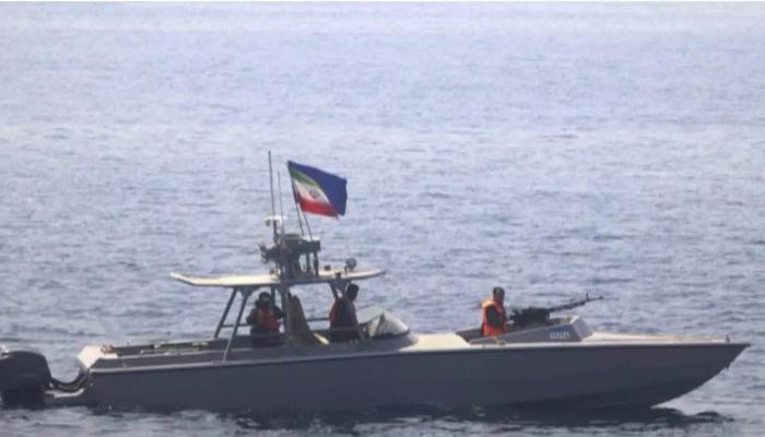 «تحرش» في مضيق هرمز.. التوتر بين أمريكا وإيران يصل البحر