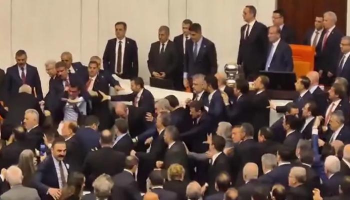 عراك وتبادل لكمات تحت القبة.. برلمان تركيا يتحول لساحة اشتباك