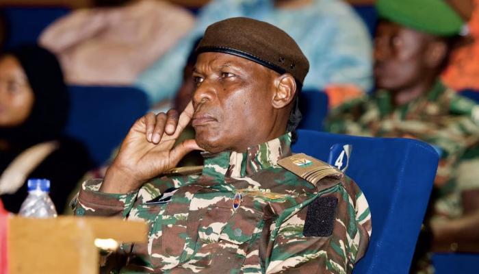 ثاني أقوى رجال النيجر يتوعد فرنسا: استعدوا للحرب