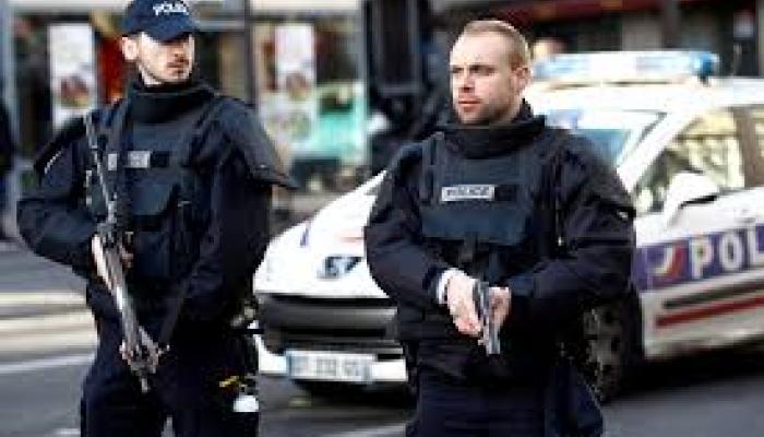 إصابة رجل حاول طعن شرطي فرنسي و«مكافحة الإرهاب» على الخط