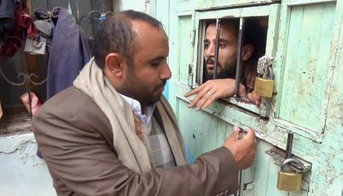 استعدادا لجولة قمع جديدة.. مليشيات الحوثي تفرغ سجونها من المختطفين