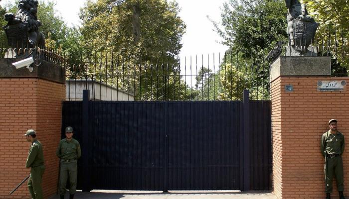 بريطانيا تسحب الموظفين البريطانيين مؤقتا من إيران