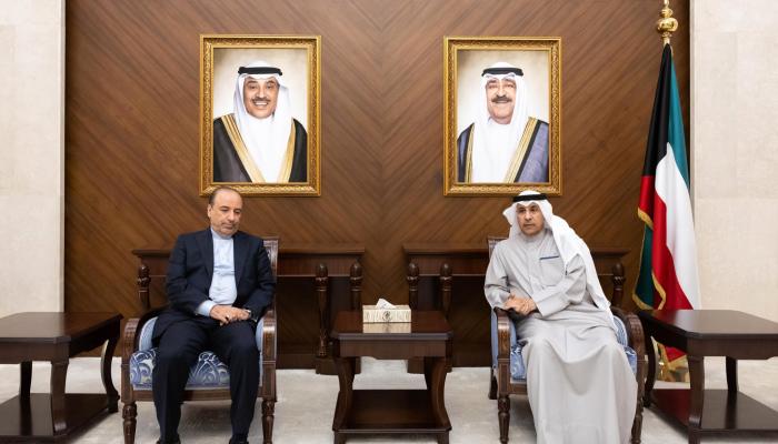 الكويت تستدعي سفير إيران وتجدد التأكيد على حقها في الدفاع عن نفسها