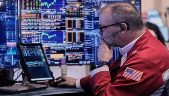 وول ستريت تتراجع وسط مخاوف رفع الفائدة والحرب مع إيران