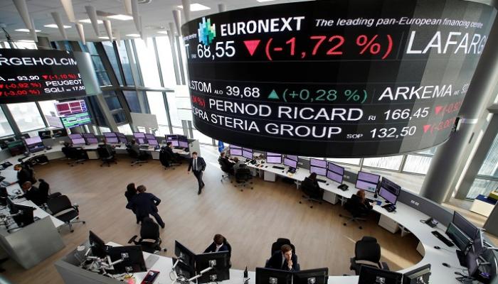 أسهم أوروبا تتراجع مع تلاشي آمال تهدئة الحرب وارتفاع مخاطر أسعار الفائدة