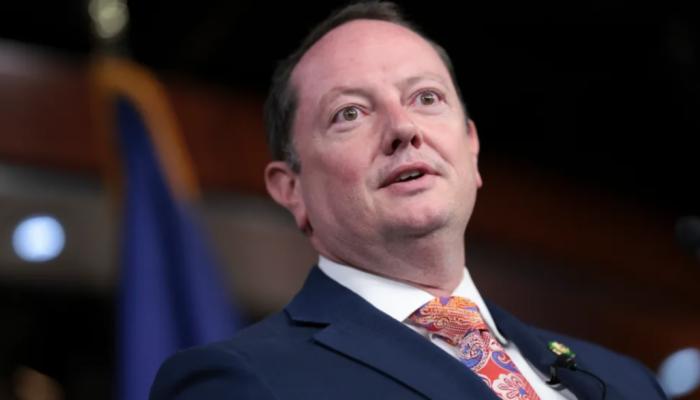 نائب أمريكي يكشف خفايا الفيديوهات السرية للأجسام الطائرة المجهولة