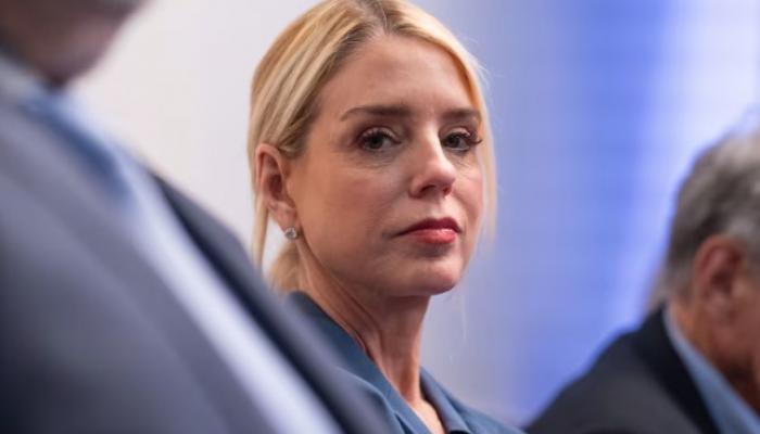 ملفات إبستين تطيح بوزيرة العدل الأمريكية.. ترامب يعزل بوندي