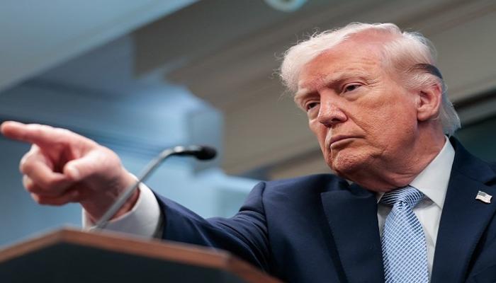 هدد صحفي بالسجن.. «تسريبات الطيار» تفجر أزمة بين ترامب والإعلام